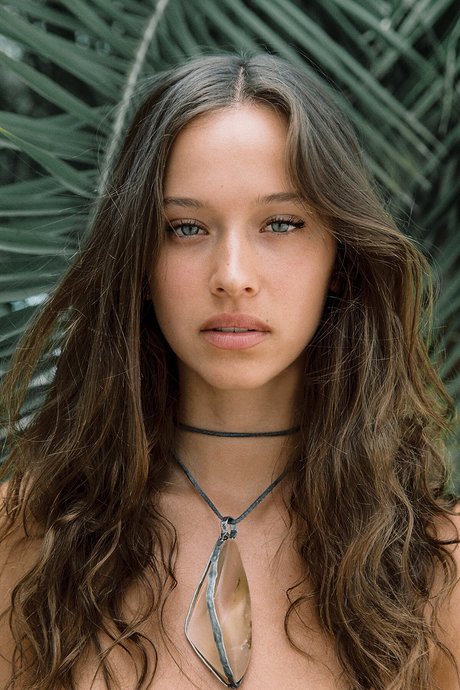 Isabella Mathers art actress photos