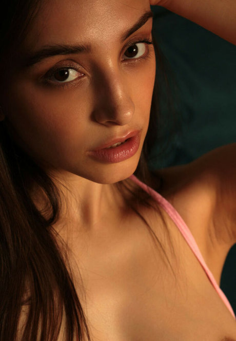 Olivia Linz art model photos