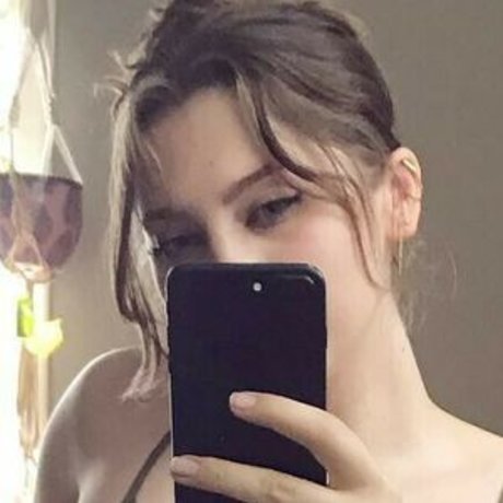 Chloe Carter beautiful actress image