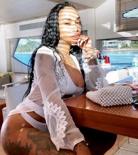 flyyytattedsky naked model picture