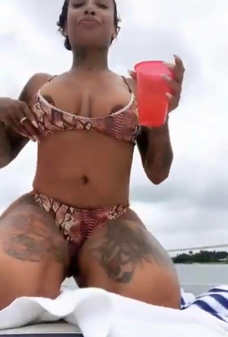 flyyytattedsky perfect pornstar image