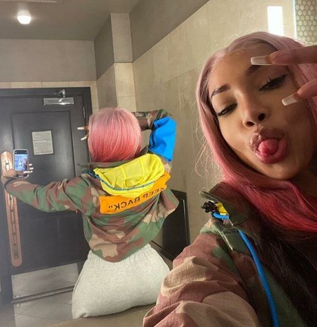 flyyytattedsky hot model pic