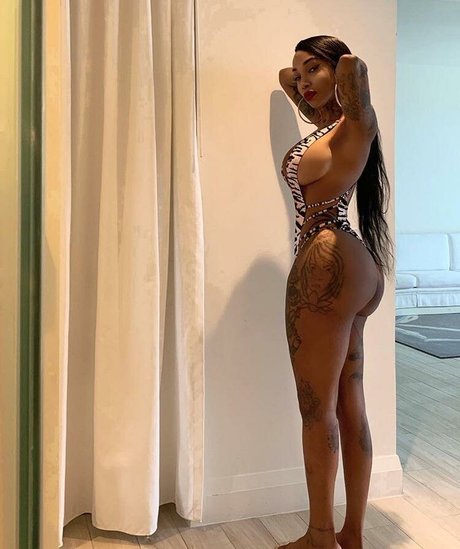 flyyytattedsky erotic star photo