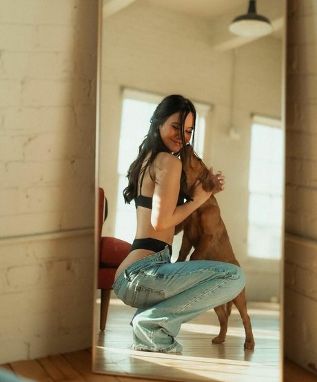 Kaylee Kails model erotic photo