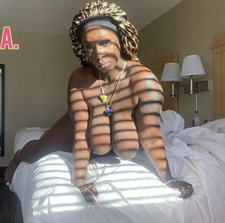 Juicy Thycc model naked pictures