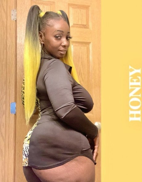 Juicy Thycc xxx model photos