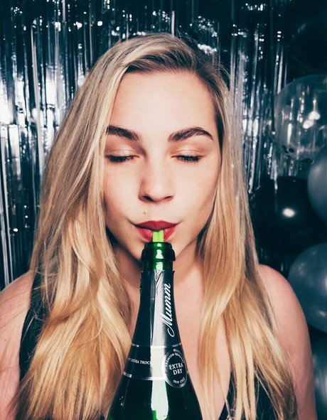 Emmadizzy model nude photo