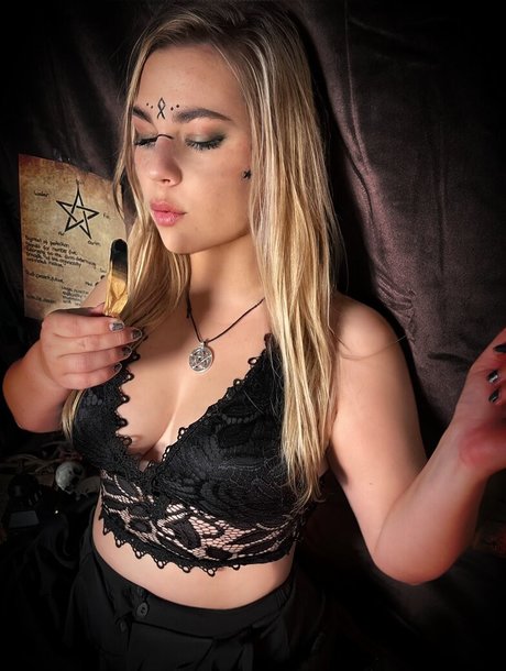 Emmadizzy hot actress pic