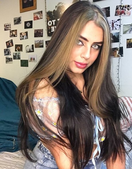 Andressakin nude model photo