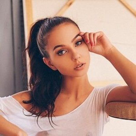 Milatonin porn model photo