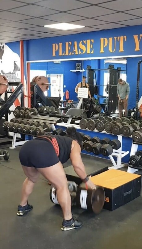 StrongWomen_ model photo