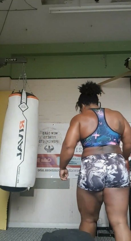 StrongWomen_ naked model pic