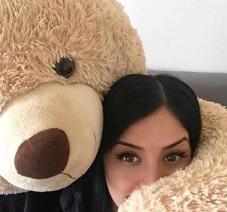 Laura Stylez model naked pic