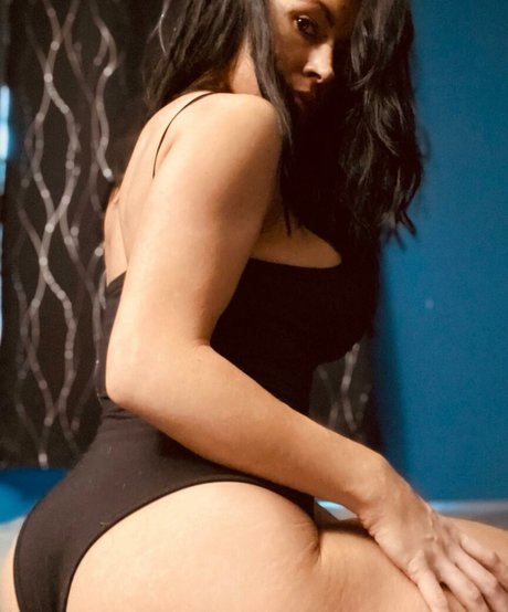 RiahJade model perfect img