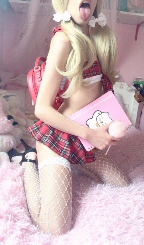 Strawberry kisu art actress picture