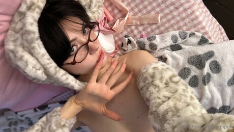 urplpur naked model pics