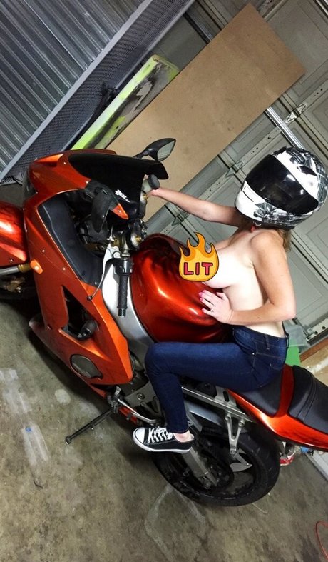 Tittyqueen77 erotic star img