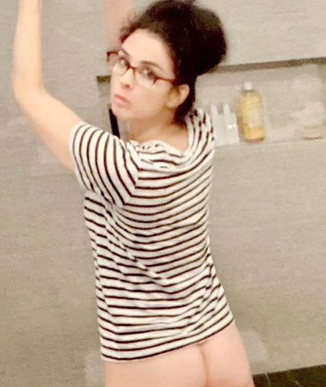 Sarah Silverman star beautiful image