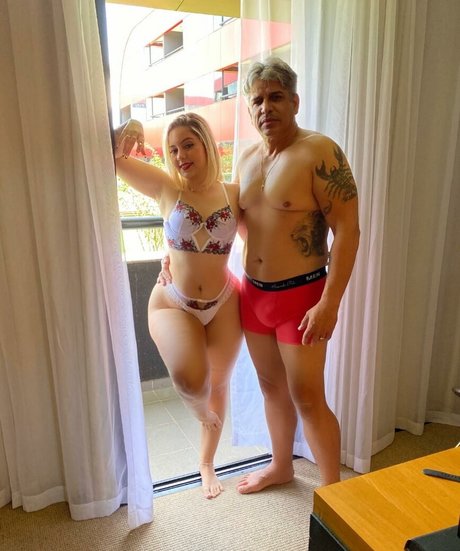 Karina Ferreira art model img