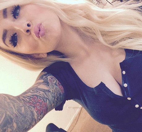 SJ Valenz model beautiful picture