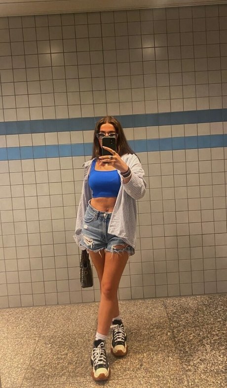 dumps model adult image