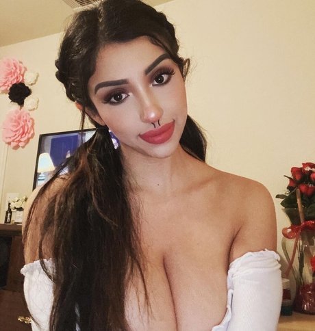 Alexandra Nicole model high quality img