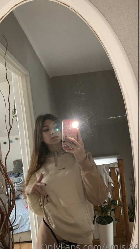 Emisia4 erotic model picture