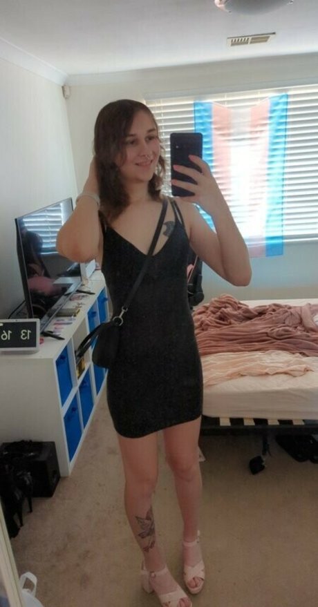 NeonRosa model pretty img