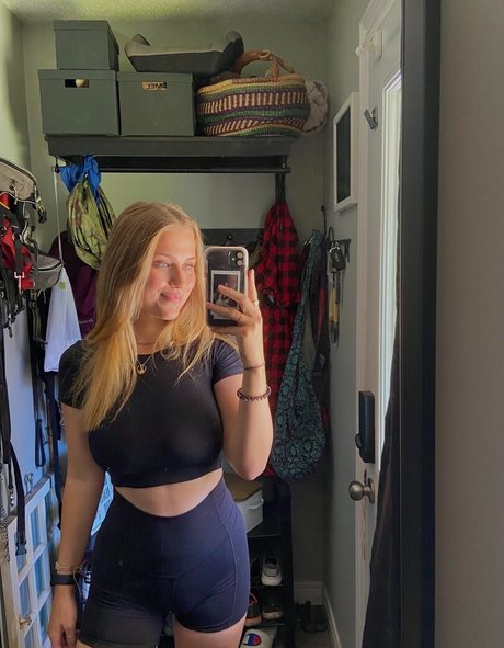 Madisun Sullivan nude model galleries