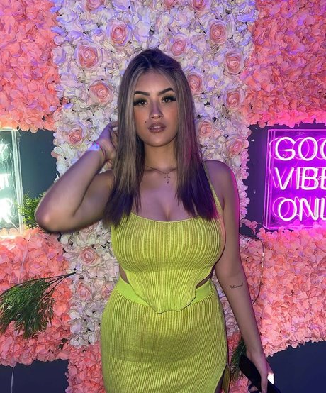 Goldensugaarr model naked pic