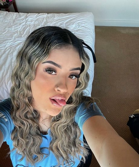 Goldensugaarr pornstar free pics