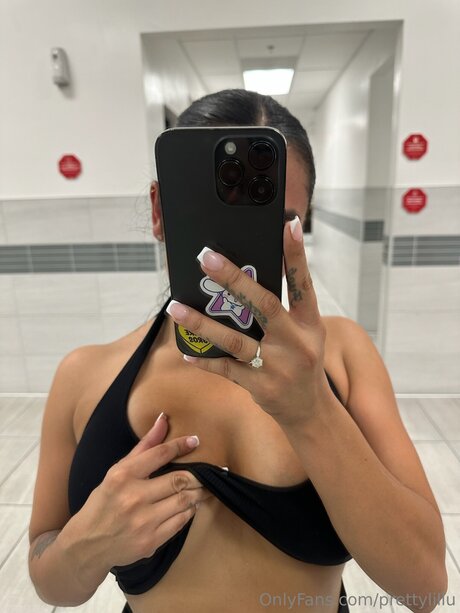 Prettylillu xxx model gallery