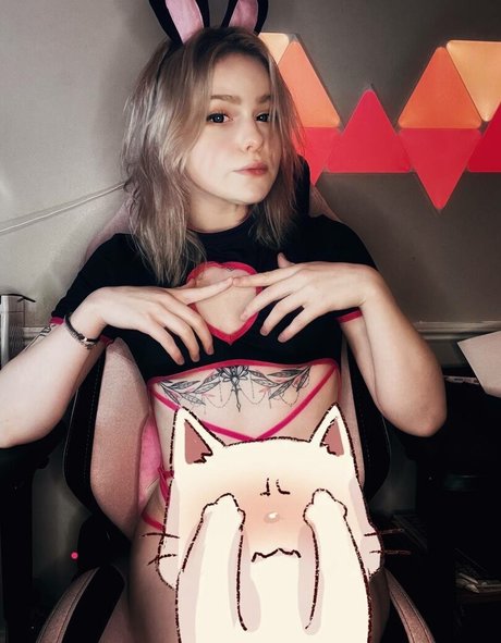 Pinkguno nude star img