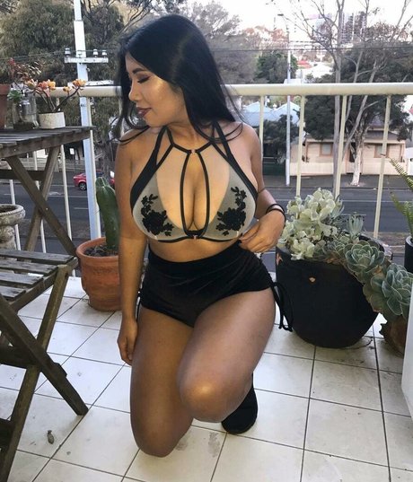 Sml Prsn sexy model photo