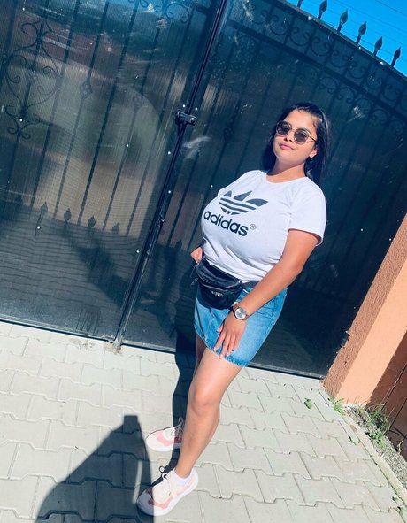 Melannia sexy star image