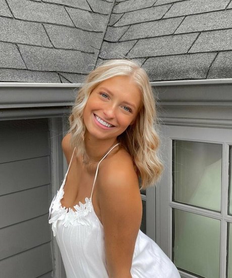 Ainsley Weaver model top image