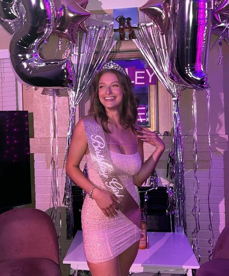 Ainsley Weaver art star photos