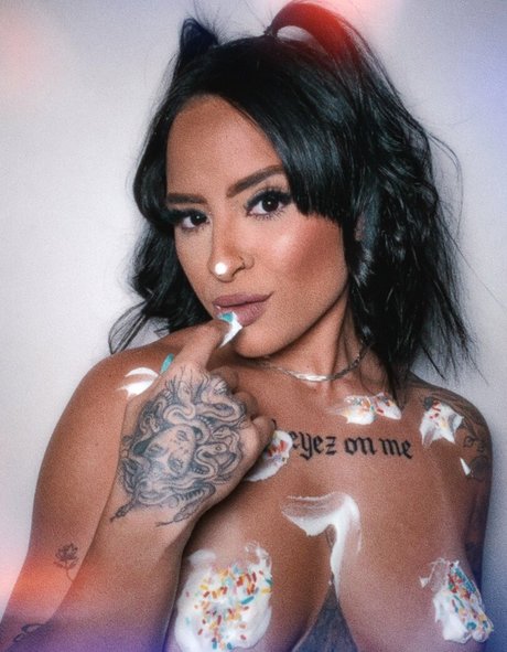 rayanenas__ art model pics