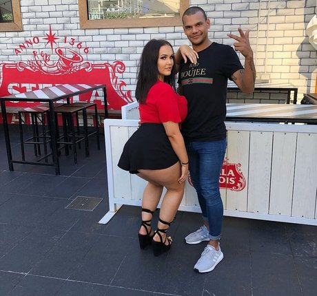 Tayla Cooper high quality star pictures