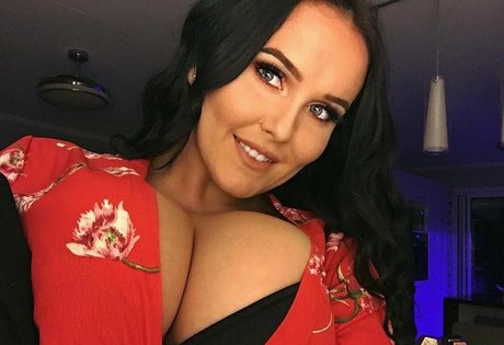 Tayla Cooper hot star pics