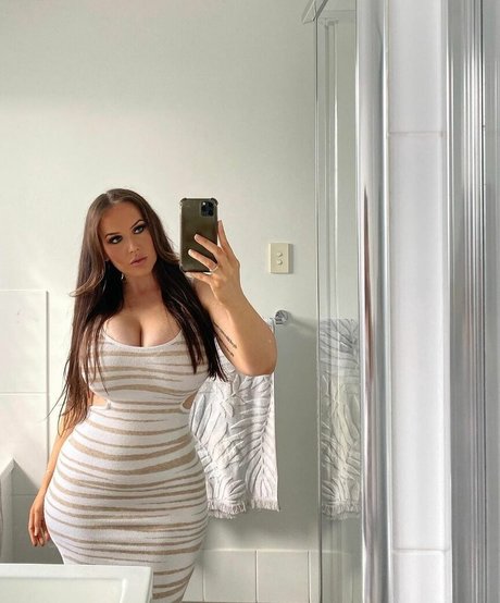 Tayla Cooper nude star pics