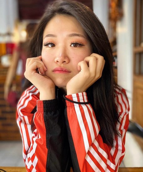 Bawnsai model top pictures