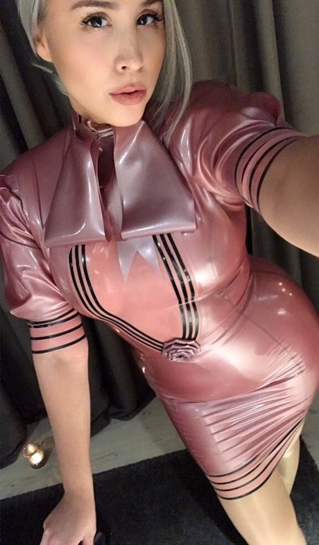 SophiaLarou model art pic