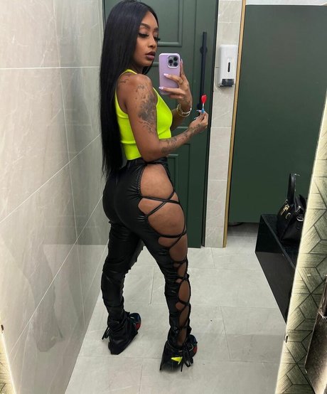 famous female onlyfans beautiful xxx picture