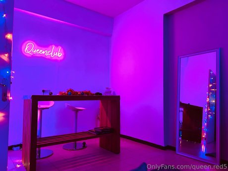 Queen Red porn model gallery