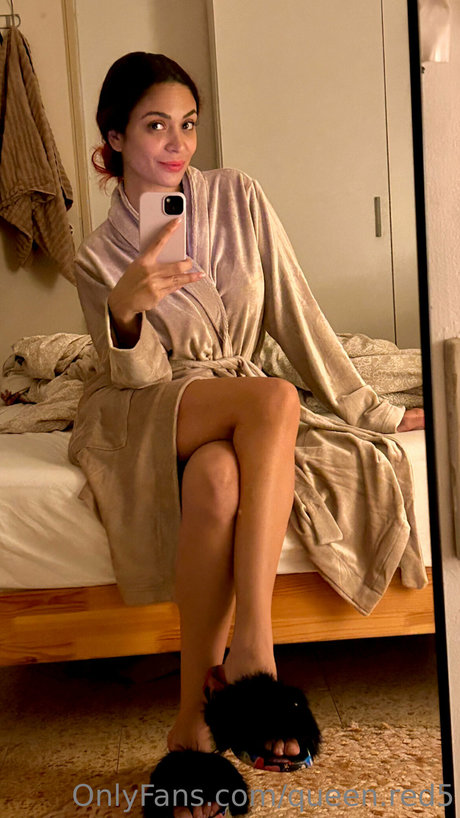 Queen Red star exclusive img