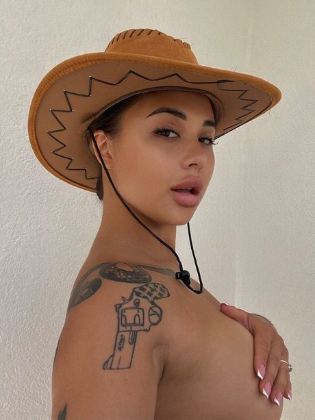 Bonnie Humps sexy model gallery