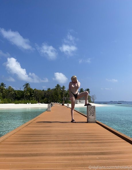 xholakys model pornographic archive