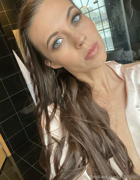 Explore with SARA xxx pornstar picture