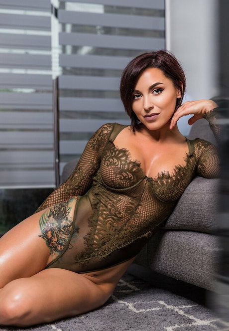 Daria Deptula sexy actress pics